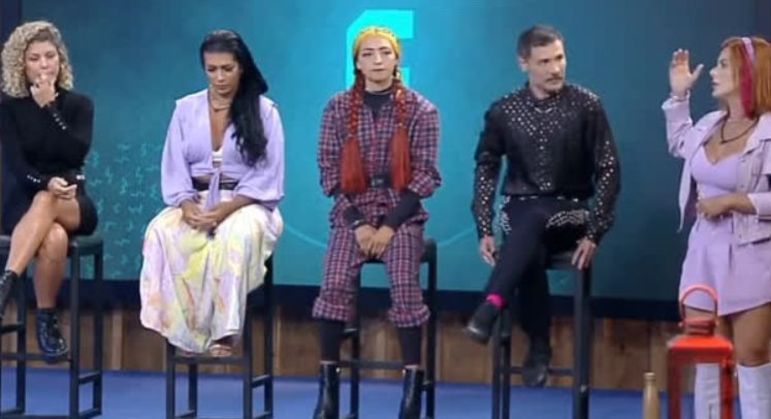 A peoa estreou na oitava Roça da temporada, após receber sete votos do grupo rival. Ela foi vetada da Prova do Fazendeiro por Deborah e perdeu a chance de conseguir o chapéu, indo direto para a berlinda com Alex, também vetado. Mas a dançarina voltou vitoriosa para a sede, foi salva com 41,86% dos votos e viu dois rivais serem eliminados: Alex e Deborah 