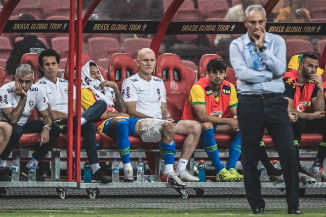 A terceira contusão veio novamente em um amistoso da seleção brasileira. Contra a Nigéria, ele sentiu uma lesão muscular no posterior da coxa esquerda... Mais um mês parado