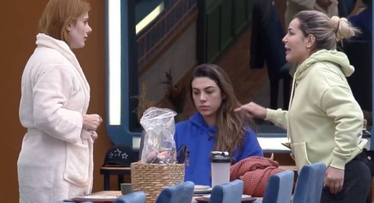Na primeira semana, Pétala foi o estopim da rivalidade entre Deborah e Deolane. A atriz falou para Moranguinho que sabia segredos da empresária. A fofoca correu até os ouvidos da doutora, que saiu em defesa da amiga e foi tirar satisfações com Deborah. Essa não foi a única vez que a advogada defendeu a amiga! Após eliminação de Rosiane do reality, Pétala chorava vendo fotos da família enquanto a atriz comemorava a volta da Roça, as duas trocaram farpas e a empresária quase desistiu do programa. Deolane soube e foi atrás de Deborah, criando uma das maiores tretas da temporada para defender sua amiga  