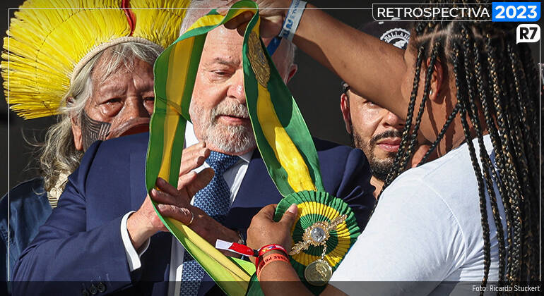 Sem a presença do ex-presidente Jair Bolsonaro, Lula recebe a faixa presidencial de uma catadora de lixo chamada Aline Souza