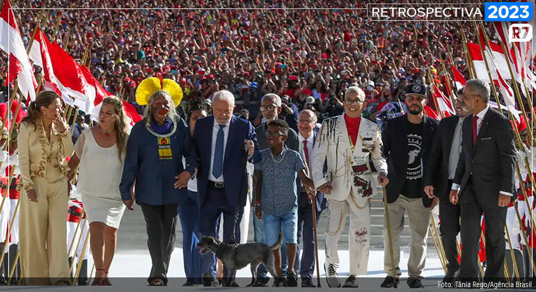 Lula sobe a rampa do Palácio do Planalto com um grupo de pessoas que representa a 