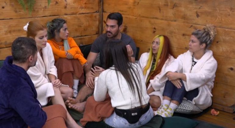 Logo que entrou na sede, a peoa colou em Tati, Ingrid, Alex e Kerline. Juntos se denominavam 