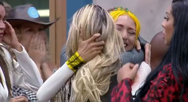 Pela primeira vez na temporada, todos os peões da sede ficaram felizes com a volta de um roceiro. Tanto o Grupo A, quanto o B, comemoraram a permanência de Ruivinha, e até a rival Deolane deu um abraço apertado na cantora. Mas a trégua foi relâmpago, alguns dias depois, as duas trocaram farpas após Dinâmica do Chocolate e rolou até xingamentos 