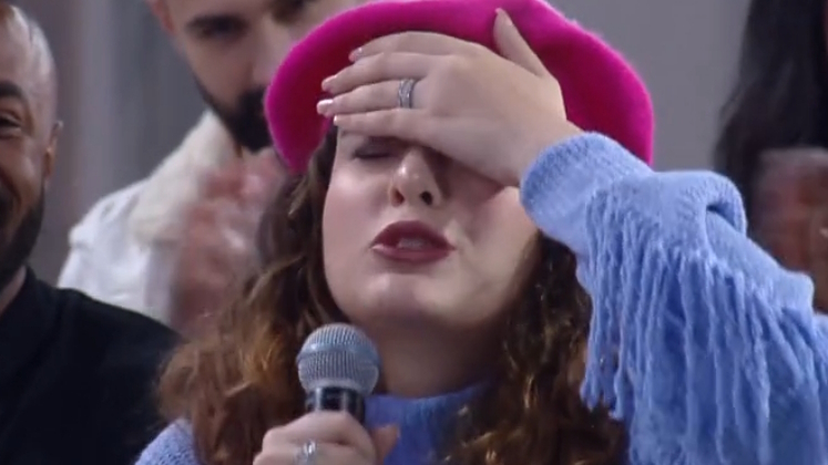 Stephanie tirou a sorte grande! Ela foi uma das participantes mais votadas para ir direto para a Mansão e se livrou dos perrengues enfrentados na Vila. Ufa!