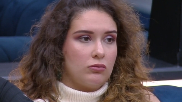 A votação pegou fogo! Na terceira etapa da dinâmica, Stephanie foi a moradora mais votada para encarar a Zona de Risco — isso porque o vídeo-bomba foi exibido a todos os participantes. A influenciadora foi intitulada como falsa por fingir ter uma amizade com Thiago e Erick, mas ter feito um plano contra eles