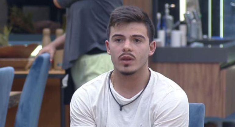 Em paralelo ao romance com a cantora, Thomaz passava por poucas e boas com o grupo de aliados. Deolane percebeu que ele aceitou a ajuda de Deborah no trato de Colorado, e como as duas já estavam brigadas, a advogada ficou brava: 