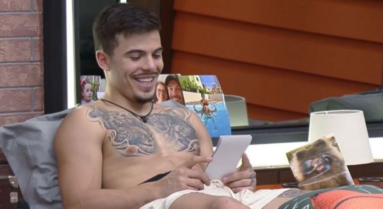 E por falar em amor, o peão entrou no reality apaixonado pela cantora gospel Isadora Pompeu, contou sobre a relação de amizade entre eles e até chegou a dizer que desejava se casar e ter filhos com ela. Chegou a receber conselhos amorosos de Bia Miranda e foi flagrado em alguns momentos sorrindo à toa ao olhar para a foto que trouxe da crush