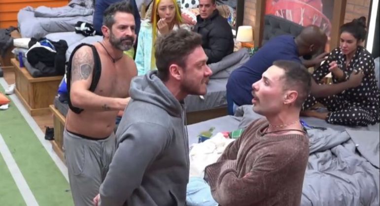 Após a primeira festa da temporada, Vini e Alex Gallete protagonizaram a maior briga da trajetória do peão. Tudo começou quando o influenciador acusou o apresentador de ter colocado fogo na discussão entre Kerline e Deolane. Vini também estava incomodado com a atitude de Alex e Tiago, que levaram bebida para a sede e causaram punição. O resultado foi gritaria, xingamentos, com direito a cabide na mão e encarada. Durante o dia, Vini comentou com Deolane que achava Alex o mais cobra da edição