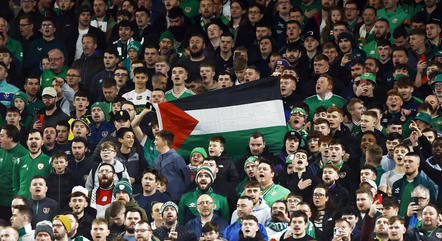 Bandeira da Palestina nas arquibancadas da torcida da Irlanda, em jogo contra a Grécia

