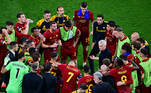 No centro do círculo, Mourinho fala com os seus jogadores antes do início da prorrogação
