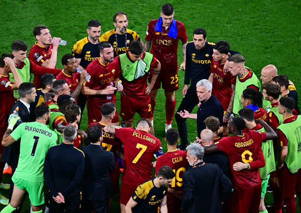 No centro do círculo, Mourinho fala com os seus jogadores antes do início da prorrogação