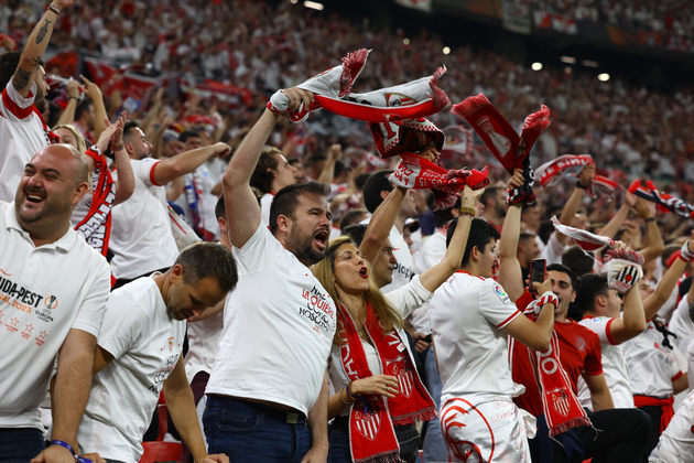 Os torcedores sevillistas lotaram as arquibancadas do estádio na Hungria, e eram possíveis ser vistos pelas tradicionais camisetas brancas do clube espanhol