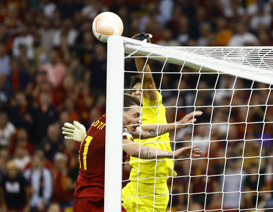 Para provar que o jogo estava destinado a ser disputado nos pênaltis, o zagueiro da Roma, Chris Smalling, mandou cabeçada no travessão do gol do Sevilla no último lance de jogo