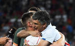 O abraço emocionado do treinador José Luis Mendilibar, que assumiu o Sevilla no final de março, e o camisa 10 Ivan Rakitic após a vitória