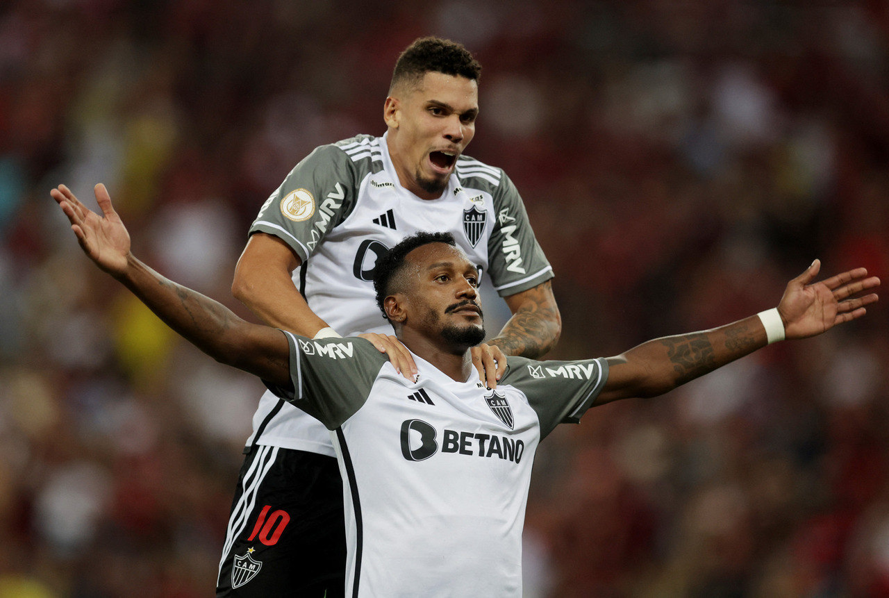 Edenílson e Paulinho celebram a noite inesquecível, marcante, do Atlético no Maracanã