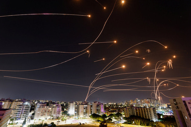 A guerra entre Israel e o Hamas, grupo palestino que comanda a Faixa de Gaza, que ganhou contornos violentos desde o último sábado (7), ao deixar milhares de mortos, muitos feridos e centenas de reféns, também afeta a vida de brasileiros que moram no território israelense