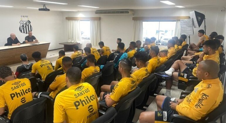 Lisca e presidente Andres Rueda estiveram com o elenco na Vila Belmiro para anunciar a saída
