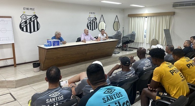 Presidente Rueda (ao centro) fala com elenco e comissão após demissões em série