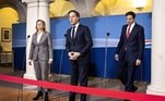 O primeiro-ministro Mark Rutte, ladeado pelo Ministro das Relações Exteriores Wopke Hoekstra e o Ministro da Defesa Kajsa Ollongren aborda a mídia após uma reunião ministerial extra sobre os últimos desenvolvimentos na Ucrânia em Haia