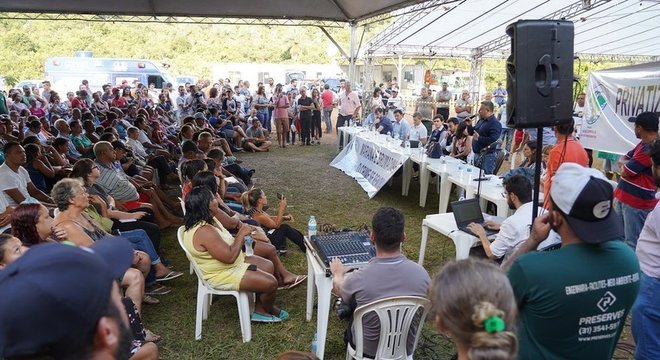Reunião entre atingidos pela lama e representantes da Vale no Parque da Cachoeira