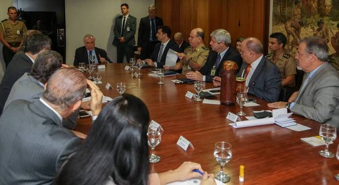 Reunião entre o presidente Temer e ministros ocorreu na tarde deste sábado (26)