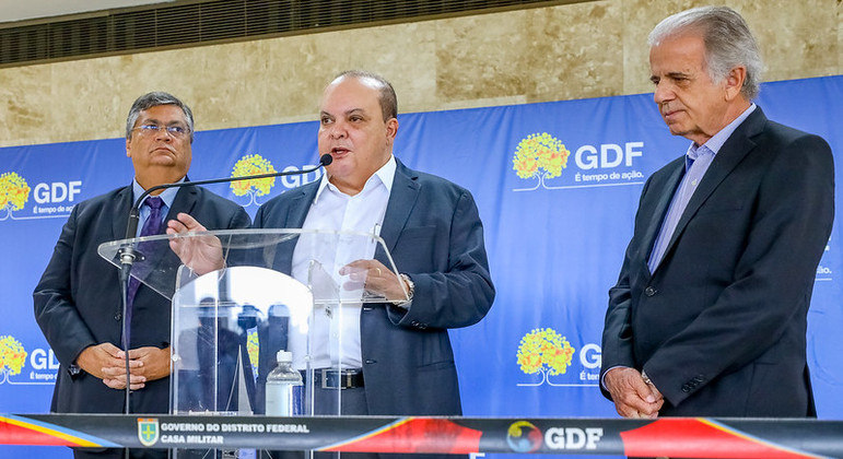 Futuros ministros da Justiça, Flávio Dino, da Defesa, José Múcio, e governador Ibaneis Rocha (ao centro)