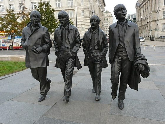Reunidos, Os Beatles (John Lennon, Paul McCartney, George Harrison e Ringo Starr) formam uma icônica estátua de bronze em Liverpool, na Inglaterra. 