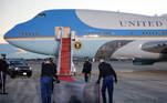 O republicano continua sendo considerado presidente até as 14h, e ainda pode usufruir do direito de voar com o Air Force 1, a aeronave oficial do presidente, para a nova residência