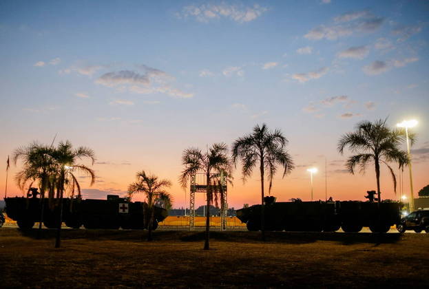 Veículos do Exército amanheceram em frente ao Palácio do Alvorada, em Brasília, nesta terça-feira