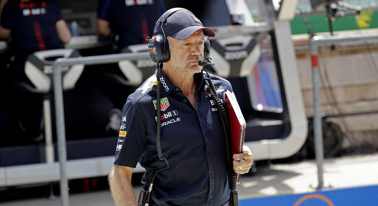 Você pode não saber quem é Adrian Newey, mas sem dúvida já comemorou ou se revoltou muito com o trabalho dele. Aos 64 anos, o engenheiro-projetista da Red Bull é um dos profissionais mais velhos da Fórmula 1 e é o responsável pelo sucesso austríaco nas temporadas de 2021, 2022 e 2023. Antes da RBR, o britânico montou carros campeões na Williams e McLaren. Mas, ele também é o criador do carro de Ayrton Senna em 1994, ano em que o tricampeão morreu. Confira: