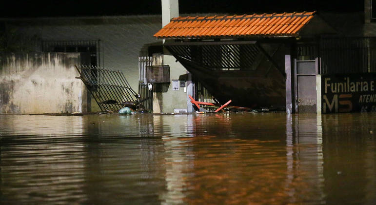 Enchente em Caieiras, na região metropolitana de São Paulo