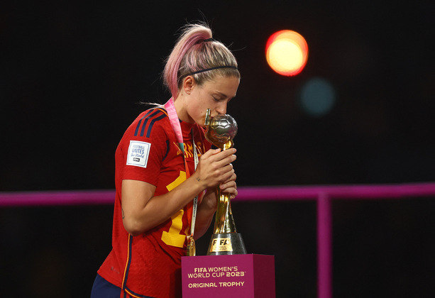 Alexia Putellas, duas vezes premiada melhor jogadora do mundo, beijou o troféu. Ela não foi titular no último jogo, mas entrou em campo no segundo tempo