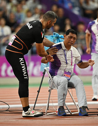 Apesar da dor, o oficial não derramou uma lágrima. Ele foi acalmado pelo atleta e aguardou a chegada do atendimento médico