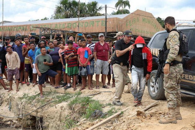 A Polícia Federal escoltou, nesta quarta-feira (15), o suspeito de matar e desaparecer com os corpos do jornalista britânico Dom Phillips e do indigenista brasileiro Bruno Pereira, que estão sumidos desde 5 de junho