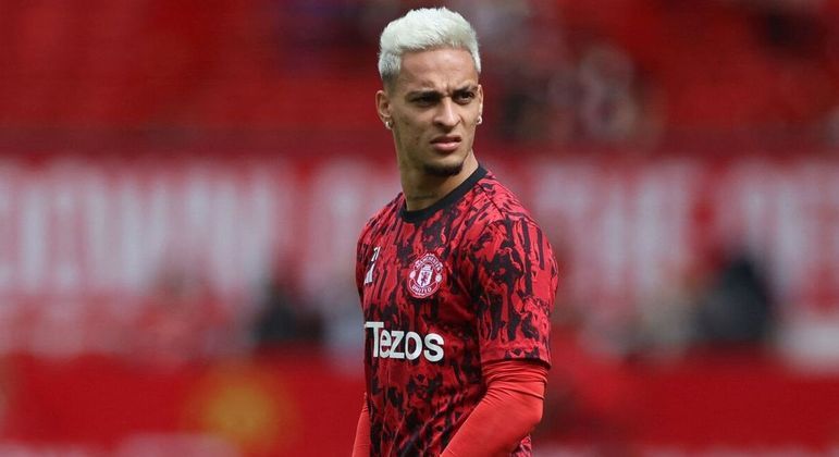 AntonyDepois de receber a acusação de violência doméstica, o jogador do Manchester United, da Inglaterra, foi afastado do elenco e ainda não fez a reestreia. O tabloide inglês Mirror informou que poderia haver uma troca de Antony por Gabigol e que o atacante desembarcaria no Rio de Janeiro para defender a equipe treinada por Tite