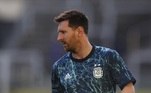 Lionel Messi, da Argentina, se aquece antes do jogo contra o Brasil