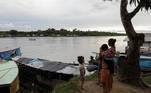 Agora, uma mãe e os filhos indígenas observam o rio Javari