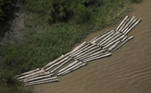 O corte irregular de madeira também está na mira das autoridades. Esta foto mostra toras já cortadas e colocadas no leito do rio para transporte