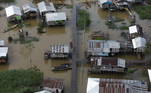 Com um drone, é mais fácil entender a realidade da região. Imagem aérea traz detalhe de comunidade inundada pelo rio Javari, em Atalaia do Norte, Amazonas 