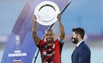 O capitão Thiago Heleno levanta o troféu do Athletico-PR bicampeão da Copa Sul-Americana
