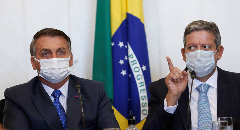 O presidente Jair Bolsonaro e o presidente da Câmara dos Deputados, Arthur Lira, durante evento