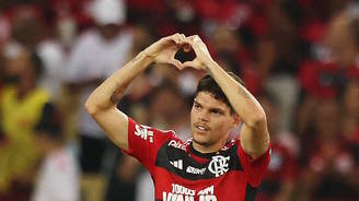 Ayrton Lucas se consolida como grande nome do Flamengo (Sergio Moraes/Reuters - 27.05.2023)