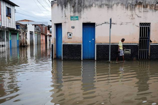 Ruas continuam alagadas em Itajuibe, na Bahia