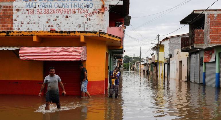 Ruas continuam alagadas em Itajuípe, na Bahia