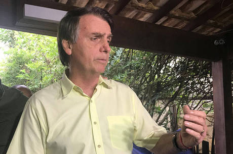 Bolsonaro defende idade mÃnima para aposentadoria