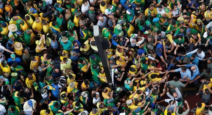 Presidente Jair Bolsonaro cumprimenta apoiadores na chegada à avenida Paulista