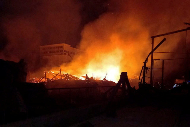 Os bombardeios deste domingo aconteceram um dia após o ataque executado por Kiev contra um petroleiro russo no Estreito de Kerch. O ataque paralisou temporariamente o tráfego na ponte estratégica que liga a Rússia com a península da Crimeia, anexada por Moscou em 2014