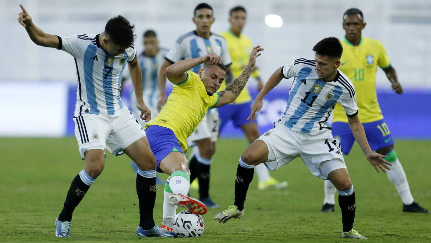 Pré-jogo Brasil x Argentina tem briga entre torcedores e assentos