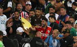 Apesar de toda a confusão, o jogo enfim teve início, mas com 28 minutos de atraso