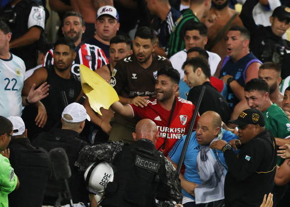 Apesar de toda a confusão, o jogo enfim teve início, mas com 28 minutos de atraso